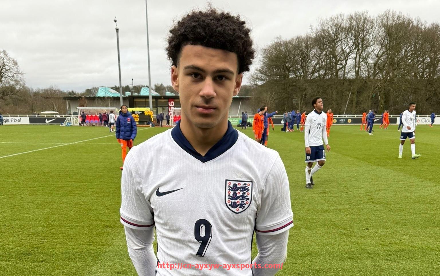 爱游戏体育-英超球员“七折可选礼盒”活动盘点及粉丝反响